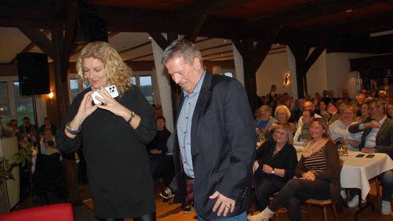 Zur Erinnerung machte die TV-Moderatorin ein Selfie mit Axel Panknier und dem Publikum im Eichenhof in Helmste.