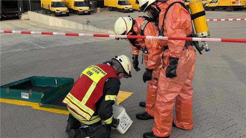 Zur Erkundung der Lage gingen Einsatzkräfte unter Körperschutzanzügen der Klasse 2 vor.