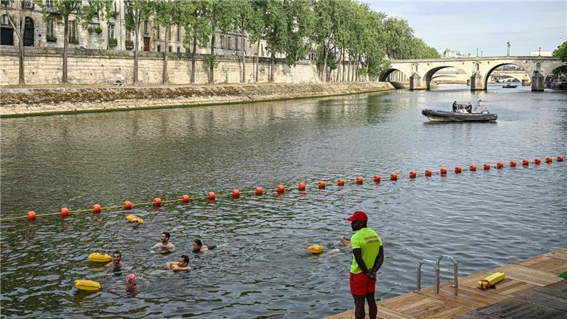 Pariser können wieder in der Seine Schwimmen Zur Eröffnung der drei neuen Freibäder in der Seine standen die ersten Schwimmerinnen und Schwimmer schon morgens Schlange.