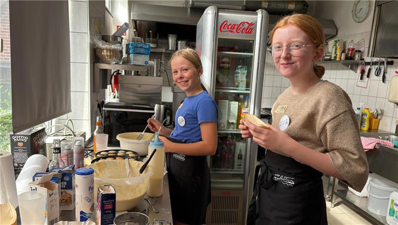 Estebrügges Jugendliche feiern ihren neuen Treffpunkt im Dorf Zur Eröffnung des Jugendtreffs gibt es frische Poffertjes - selbstgemacht nach Omas Geheimrezept.
