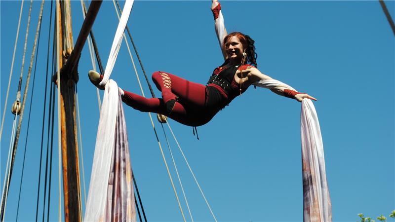 Zur Eröffnung kommt die bekannte Burlesque-Weltmeisterin Marlene Kiepke auf die Halepaghenbühne, die beim letzten Festival mit ihrer Luftakrobatik auf dem Ewer begeisterte.