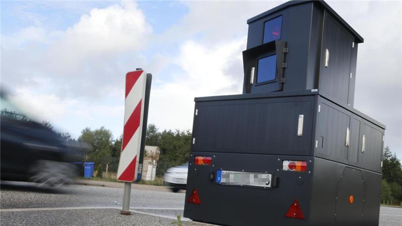 Zur Geschwindigkeitsmessung im Stadtgebiet wurde der neue Blitzer in Cuxhaven angeschafft.An drei Orten stand das semi-stationäre Gerät bereits. Foto: Koppe