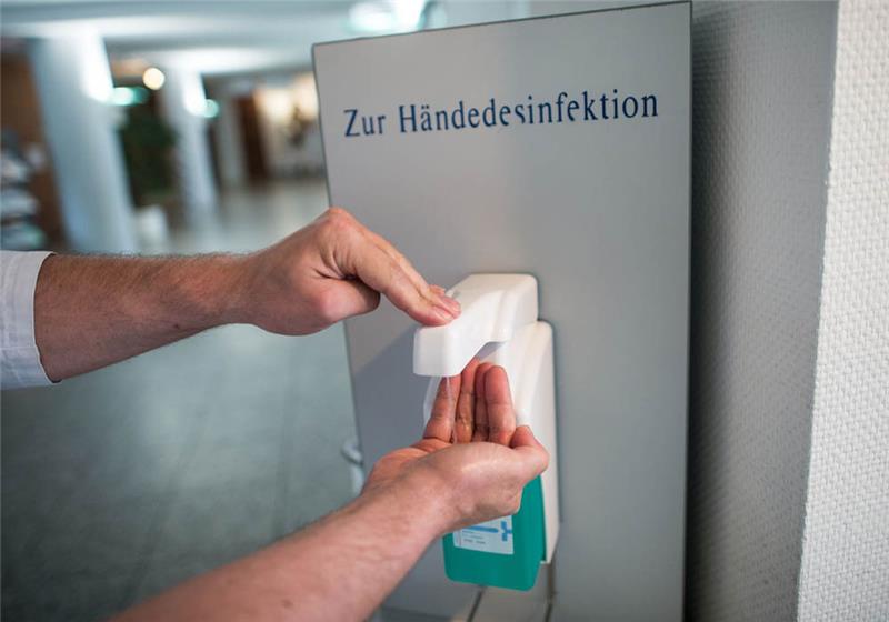 Zur Händehygiene im Krankenhaus gehört eine gründliche Desinfektion. Foto: Maja Hitij/dpa 