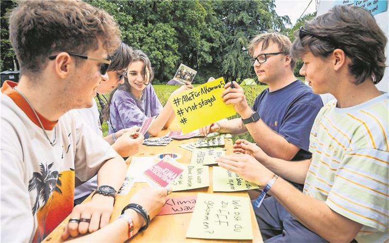 500 Klimaschützer beim "Fridays for Future"-Camp in Lüneburg Zur Halbzeit des Sommerkongresses der Klimabewegung „Fridays for Future“ in Lüneburg haben die Organisatoren eine positive Bilanz gezogen. Im Camp werden die Workshops vorbereitet. Tamme/epd