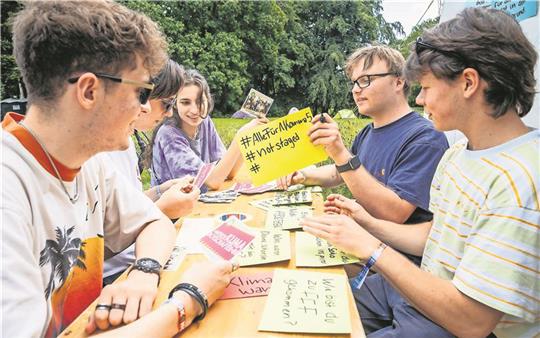 Zur Halbzeit des Sommerkongresses der Klimabewegung „Fridays for Future“ in Lüneburg haben die Organisatoren eine positive Bilanz gezogen. Im Camp werden die Workshops vorbereitet. Tamme/epd
