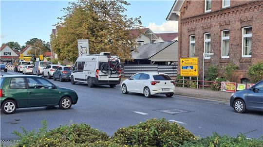 Zur Hauptverkehrszeit reicht der Stau vor dem Kreisel in Apensens Ortskern bis über die Zevener Straße (links) hinaus.