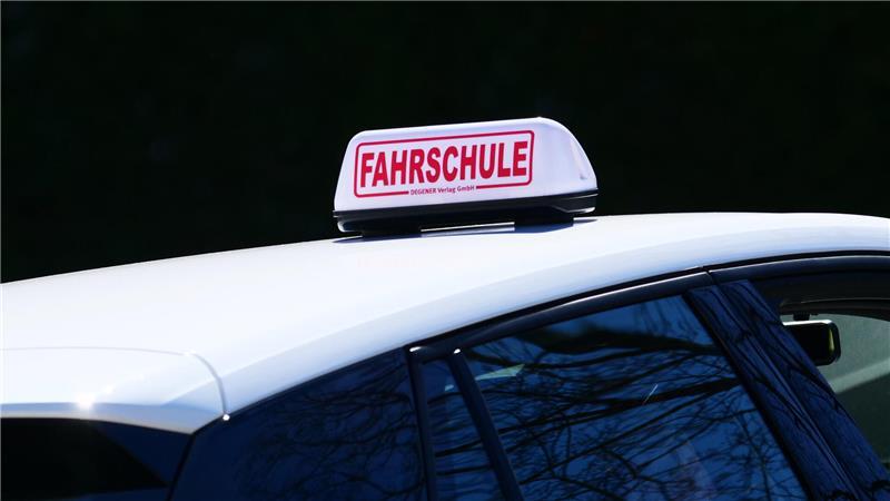 Tipps und Tricks: So lässt sich beim Führerschein sparen Zur Kasse bitte: Wer Auto fahren will, muss in die Fahrschule - doch den Führerschein zu machen, ist die letzten Jahre immer teurer geworden.