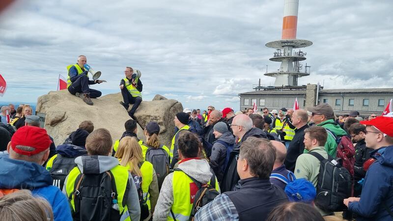 Zur Kundgebung auf dem Brocken sind 1500 Telekom-Mitarbeiter gekommen. Aus dem Raum Stade waren 25 dabei.