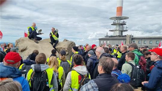 Zur Kundgebung auf dem Brocken sind 1500 Telekom-Mitarbeiter gekommen. Aus dem Raum Stade waren 25 dabei.