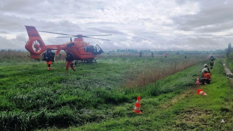 Zur Landung des Hubschraubers richtete die Feuerwehr einen Landeplatz auf einer Wiese ein.