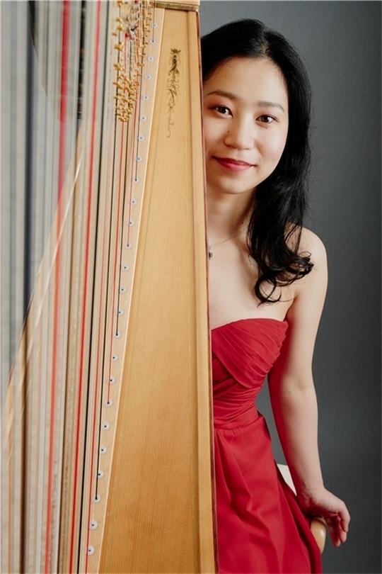 Zur Matinee im Stadeum steht ein Harfen-Konzert mit Naho Higuchi auf dem Programm. Foto: Fabian Hammerl