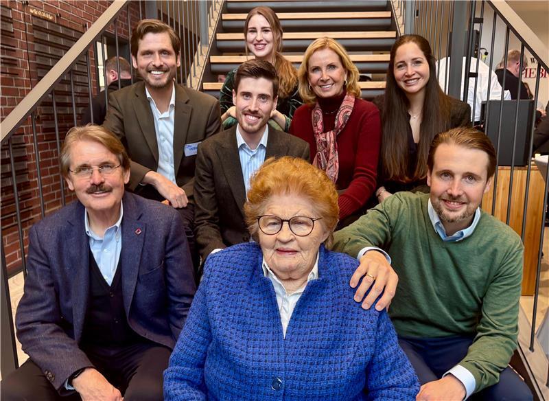6391 Jahre bei Viebrock: Harsefelder Unternehmen ehrt seine Jubilare Zur Mitarbeiter-Feier kamen sie alle zusammen: Andreas und Mutter Elfriede Viebrock, rechts ihr Enkel Dirk Viebrock, hinter ihm dessen Frau Andrina Viebrock. Daneben, von rechts: Annegret Viebrock, ihr jüngster Sohn Lars Viebrock mit seiner Frau Anastasia dahinter sowie links der älteste der drei Brüder, Jan Viebrock.