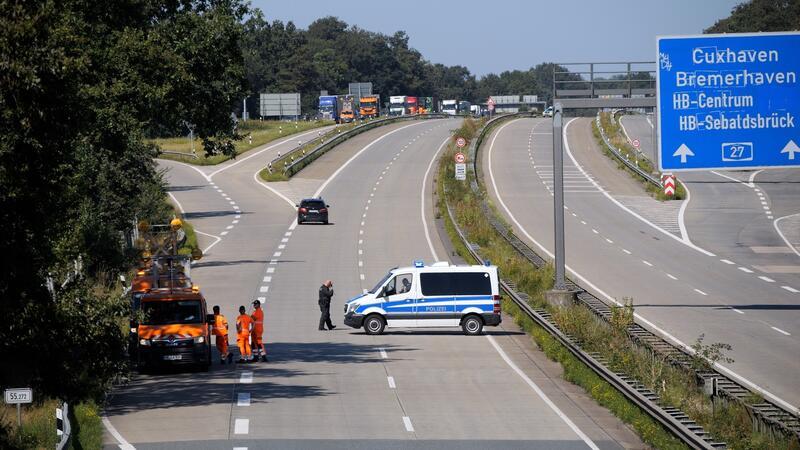 Stader Gericht lässt A27 für Protest sperren – Viel Kritik nach Unfall Zur Mittagszeit wurde die Autobahn 27 zwischen den Anschlussstellen Bremer Kreuz und Achim Nord vorübergehend voll gesperrt.
