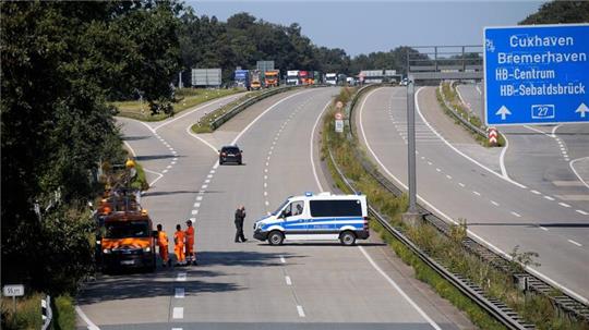 Zur Mittagszeit wurde die Autobahn 27 zwischen den Anschlussstellen Bremer Kreuz und Achim Nord vorübergehend voll gesperrt.
