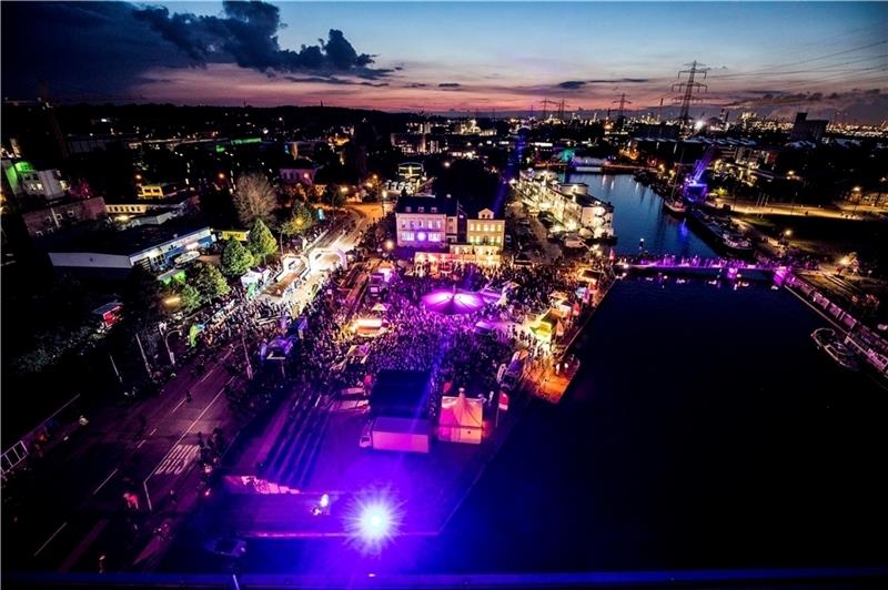 Zur Nacht der Lichter verwandelt sich der Channel im Harburger Binnenhafen in ein Farbspektakel. Rund um den Kanalplatz wird gefeiert, getanzt und gelaufen. Foto: Strokosch