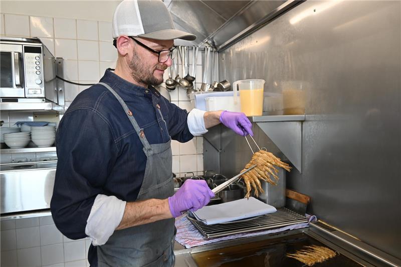 Cranz: Bei Fiete Kramer vom Gasthaus Zur Post kommt Stint in die Dose Zur-Post-Chefkoch Christian Rindfleisch bereitet den Stint zu.