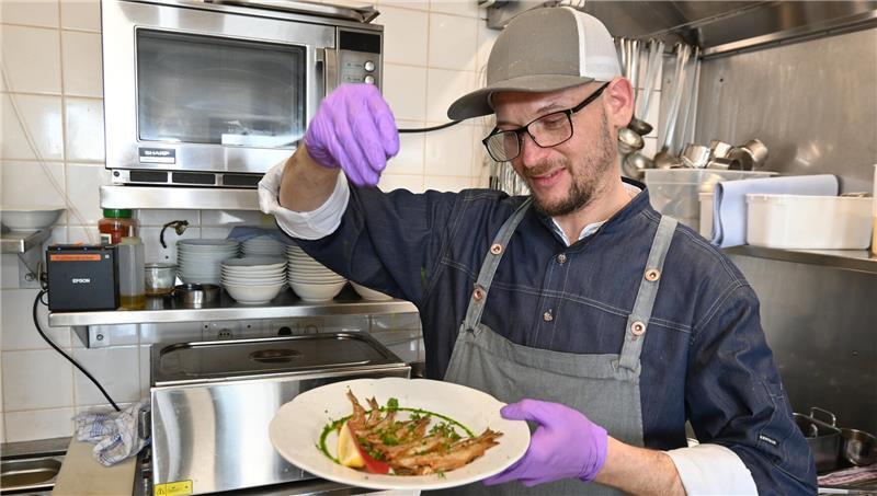 Cranz: Bei Fiete Kramer vom Gasthaus Zur Post kommt Stint in die Dose Zur-Post-Chefkoch Christian Rindfleisch verfeinert den Stint mit Kräutern.