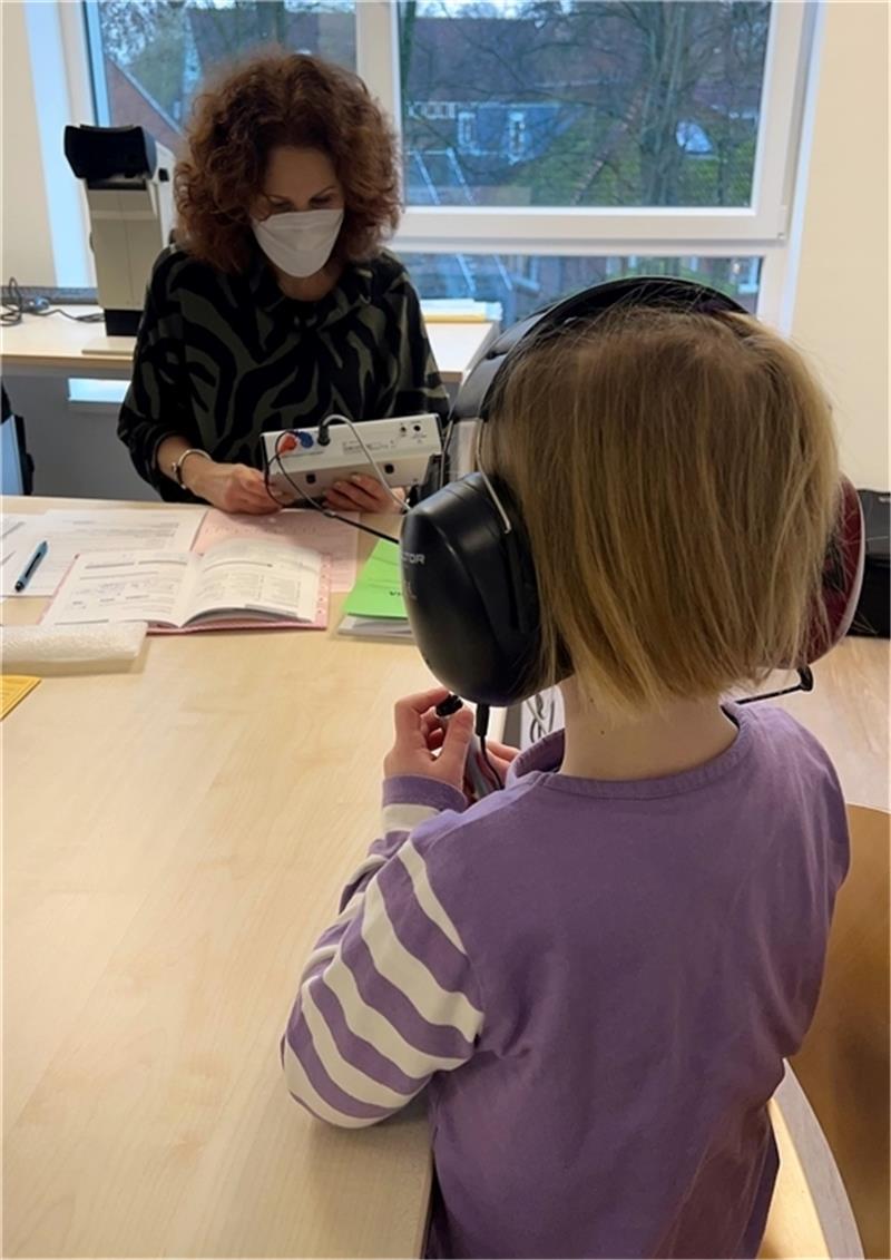 Zur Schuleingangsuntersuchung beim Gesundheitsamt des Landkreises gehört auch ein Hörtest. Foto: Landkreis