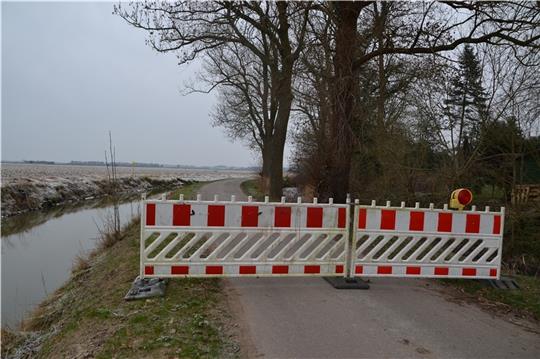 Zur Sicherung des Ufers hat der Flecken Freiburg den Mühlenweg vorerst gesperrt. Bei Verlegung von Versorgungskabeln für den Forschungswindpark in Krummendeich wurde zu dicht am Ufer gearbeitet. Links das Freiburger Schleusenfleth und recht