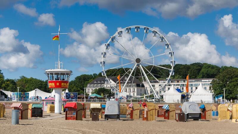 Zur Travemünder Woche gehört auch Strandvergnügen.