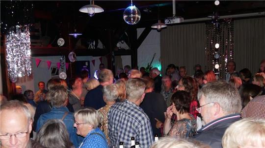 Zur "Ü 55"-Premiere waren zahlreiche Besucherinnen und Besucher nach Hemmoor gekommen.