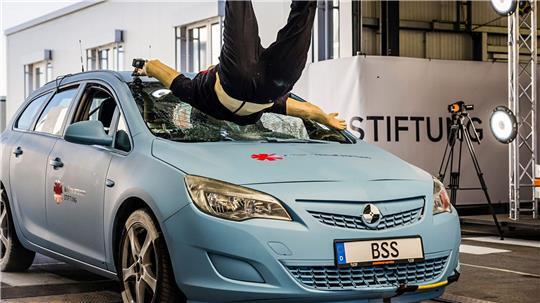 Zur Veranschaulichung der schweren Folgen wird im Crashtest ein Zusammenstoß von Fußgängern und Autos nachgestellt.