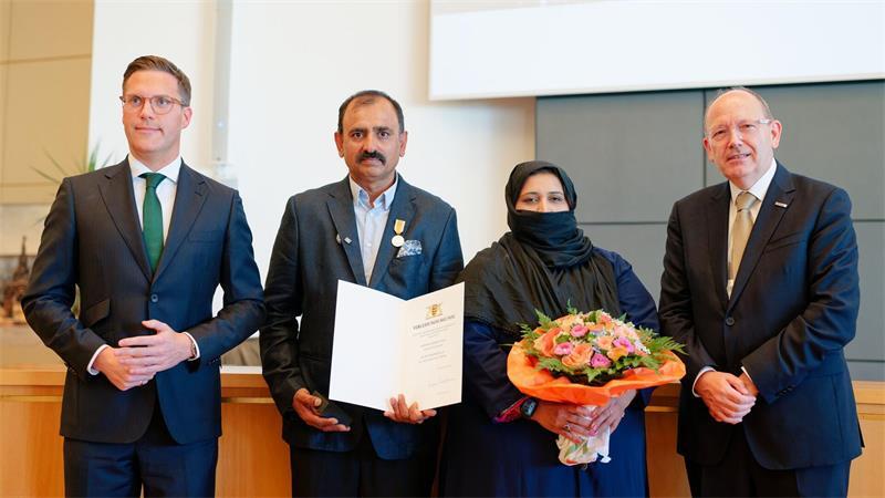 Zur Verleihung kam auch Muhammad Afzals Frau.