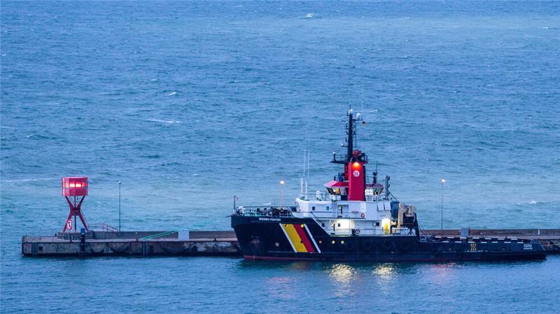 Zur Vermeidung weiterer Gefahren ist auch der Notschlepper „Bremen Fighter“ beim Havaristen.