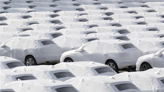 Zur Verschiffung bereit: Audi-Fahrzeuge des Volkswagen Konzerns im Hafen von Emden.