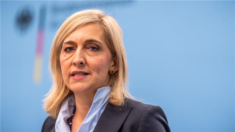 „Zur Wahrheit gehört aber auch, dass die niedrigschwellige Möglichkeit der telefonischen Krankschreibung missbräuchlich ausgenutzt werden kann“, sagte Warken. (Archivbild)