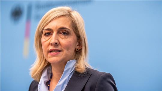 „Zur Wahrheit gehört aber auch, dass die niedrigschwellige Möglichkeit der telefonischen Krankschreibung missbräuchlich ausgenutzt werden kann“, sagte Warken. (Archivbild)