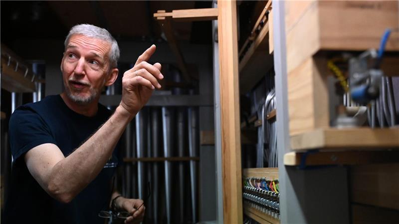 Orgeln im Hamburger Michel bekommen Frühjahrskur Zur Wartung gehört nicht nur das Prüfen der Pfeifen. Auch Schaltkreise und die Mechanik werden kontrolliert.
