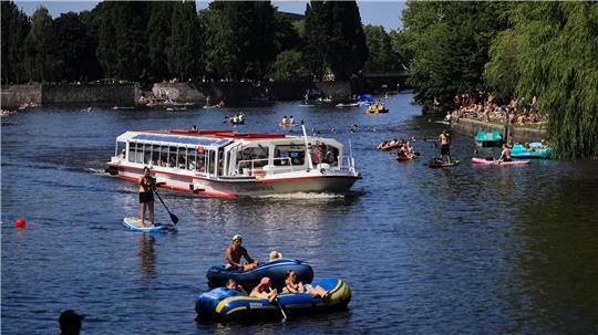 Zur Wochenmitte kann es bei hochsommerlichen Temperaturen wieder voll auf der Alster werden. (Archivbild)