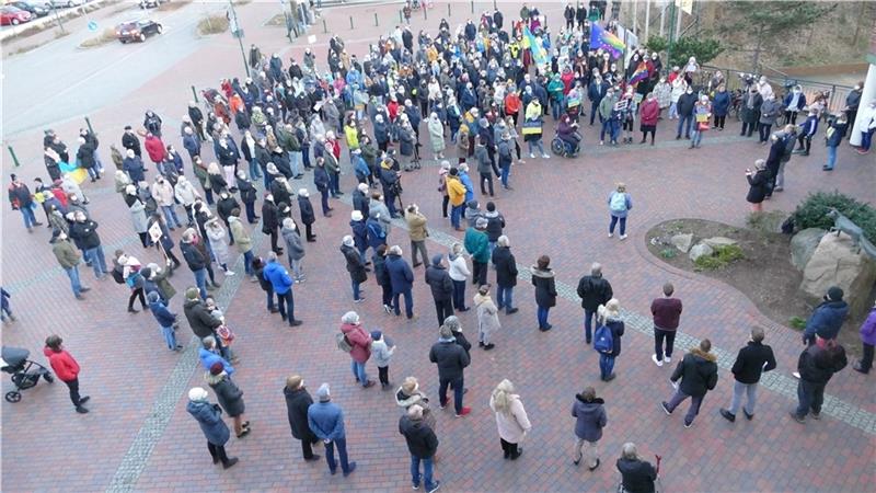 Zur ersten Friedensmahnwache in Neu Wulmstorf kamen Hunderte Menschen auf den Rathausplatz. Foto: GNW