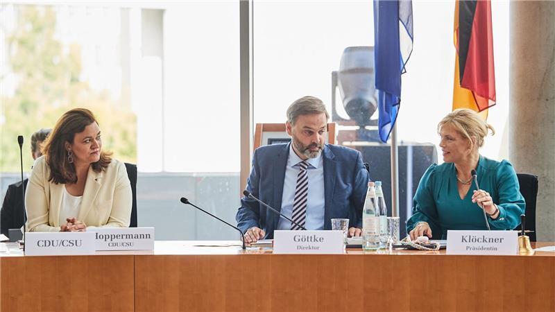 Corona-Kommission des Bundestags gestartet Zur konstituierenden Sitzung war Bundestagspräsidentin Julia Klöckner (CDU) mit dabei.