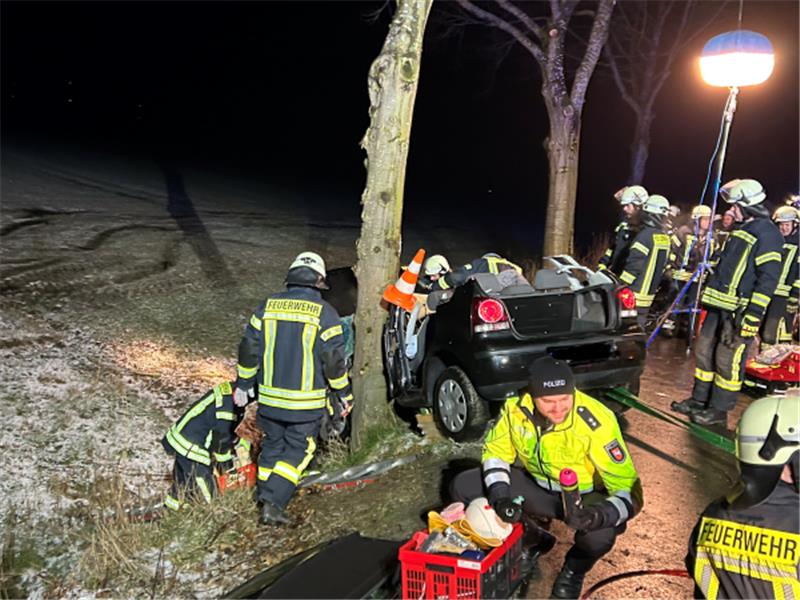Schwerer Glätteunfall in Krummendeich – Autofahrerin eingeklemmt Zur schonenden Rettung der eingeklemmten Autofahrerin wurde das Dach des VW Polo abgetrennt. Foto: Viehmann/Feuerwehr Nordkehdingen