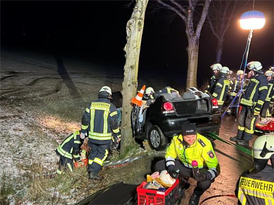 Zur schonenden Rettung der eingeklemmten Autofahrerin wurde das Dach des VW Polo abgetrennt. Foto: Viehmann/Feuerwehr Nordkehdingen