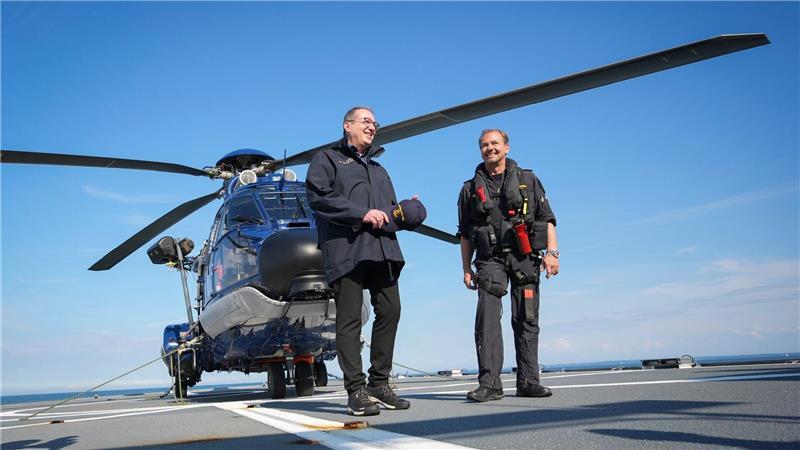 Drohnen und Schattenflotte: Dobrindt sieht Bedrohnungslage auf der Ostsee Zurück an Land geht es für den Innenminister mit einem Hubschrauber der Bundespolizei.