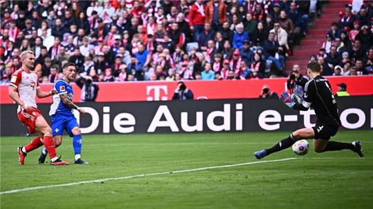 Zurück im Bayern-Tor: Manuel Neuer (r) pariert einen Schuss von Darmstadts Marvin Mehlem.