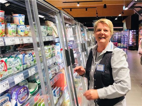 Zurück in Hammah: Inga Waller gehört zum Team im neuen Edeka-Markt. 33 Jahre hatte sie schon bei Hintelmann gearbeitet. Foto: Klempow