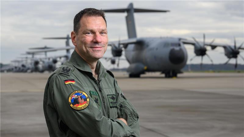 Zurück in Wunstorf: Oberst Knoll vor den A400M-Transportmaschinen.