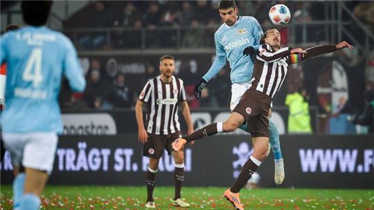 Zurück in der Startelf: St. Paulis Kapitän Jackson Irvine (r).