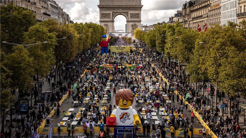 Zurück in die Kindheit: Riesiger Lego-Wettbewerb zieht durch Paris.