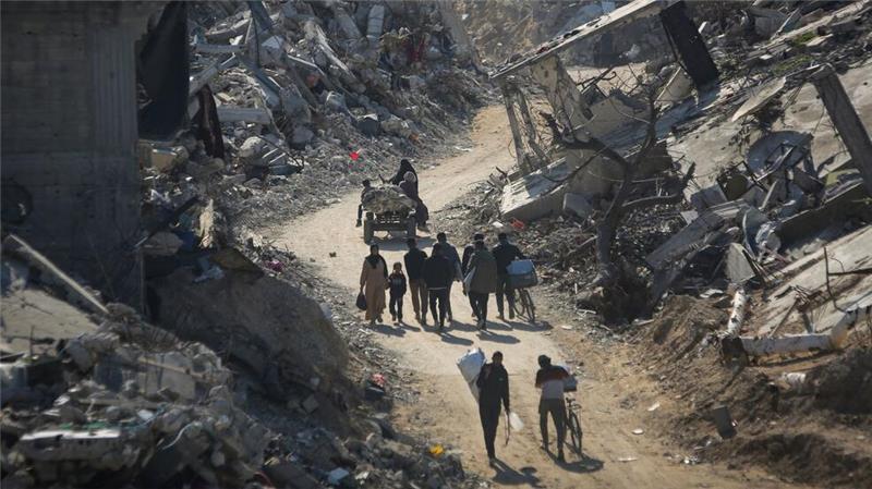 Zurückgekehrte Palästinenser zwischen den Trümmern von Gebäuden in Beit Lahia.