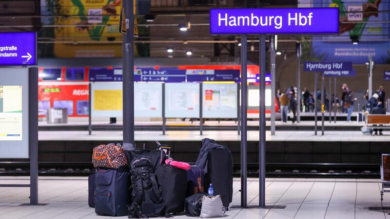 Koffer stehen am Hamburger Hauptbahnhof in einem Gleisabschnitt.