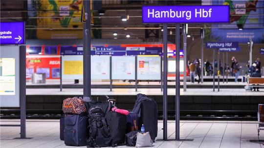 Koffer stehen am Hamburger Hauptbahnhof in einem Gleisabschnitt.