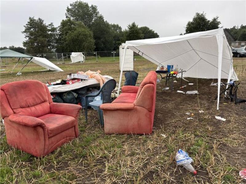 Zelte, Sofas, Müll: Besucher lassen Chaos auf Deichbrand-Gelände zurück Zurückgelassene Sofas, Plastikmöbel und Müll: Einige Festivalbesucher reisen früh ab - und lassen ihre Spuren deutlich sichtbar zurück. Foto: Petersen