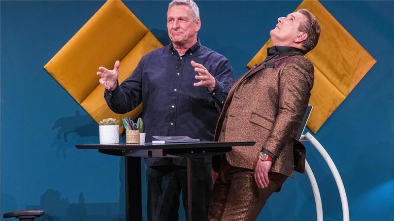 Zurücklehnen und wippen - Ralf Dümmel (rechts) testet den Backboon