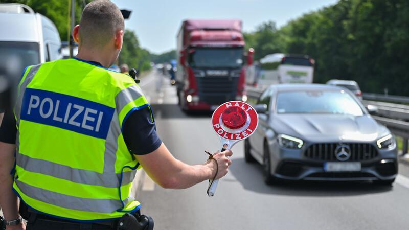 Zurückweisungen an den Grenzen sind nach CDU-Auffassung umsetzbar, falls EU-rechtlich problematisch, dann durch Erklärung einer „nationalen Notlage“. (Archivbild)