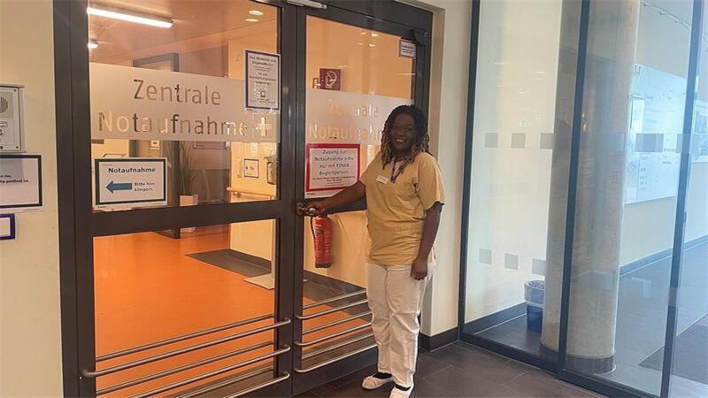 Wenn die Ärztin kein Deutsch spricht – Ausländische Mediziner sind unverzichtbar Zurzeit absolviert die junge Frau ein Freiwilliges Soziales Jahr an der Klinik. Sie arbeitet in der Notaufnahme.